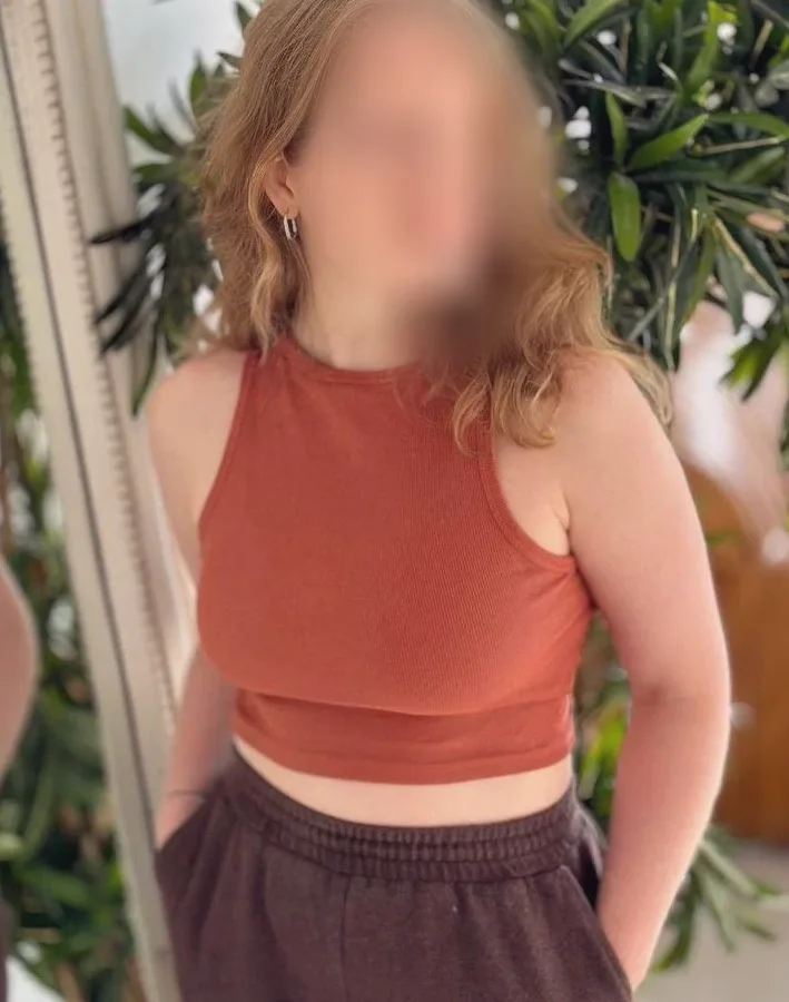 Claudia, 27