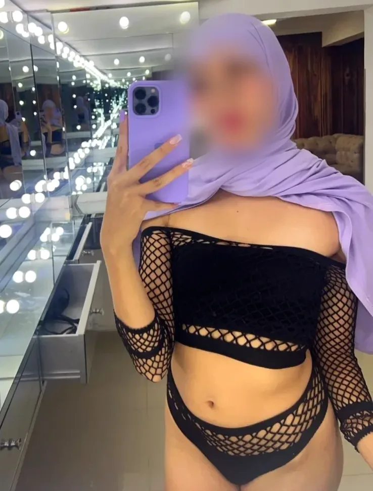 Larissa, 24